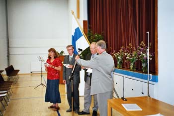 Savolaisten laulun esilaulajina toimivat Jaana Hallikainen-Tuomainen, Pauli Hallikainen, Kauko Laitinen ja Yrj&ouml; Hallikainen.